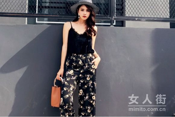 秋季流行搭配示范：喇叭裤引领潮流